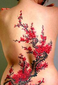 Bellezza sexy con bellissimo tatuaggio di prugne