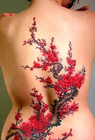 Beauté sexy avec beau tatouage de prune