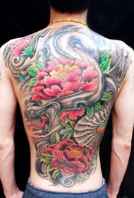 Domineering back masculino reproduce fotos de tatuaxe peonia