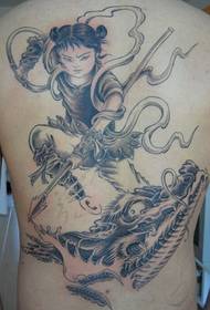 Ang personalidad ng tao sa likod kung saan upang himukin ang pattern ng tattoo ng dragon