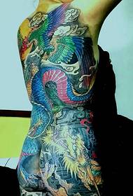 Motivo del tatuaggio del drago di colore pieno di schiena scintillante