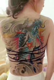 Dos complet traditionnel: Appréciation d'un ensemble de tatouages à l'arrière