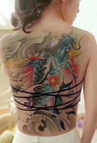Terapia tradizionale: apprezzamento di una serie di tatuaggi tradizionali in stile tradizionale
