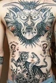 Tato punggung penuh binatang, abu hitam tato punggung penuh gambar binatang di belakang anak laki-laki