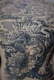 Dominujący wzór tatuażu na plecach czarny szary tygrys