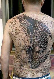 Homem poderoso personalidade cheia de tatuagem de lula grande