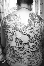 Oso zuri-beltzeko totem tatuaje argazkia