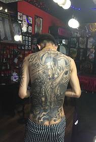 Μαύρο και άσπρο μοτίβο τατουάζ του Θεού Erlang που καλύπτει ολόκληρη την πλάτη