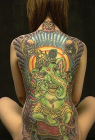Pokažite djevojčinu tetovažu na leđima djevojčice