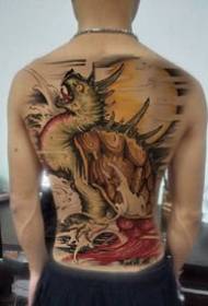 男性の背中にある9枚の伝統的なタトゥーのデザイン