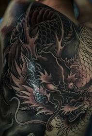 Plein dos noir et blanc grand modèle de tatouage de dragon maléfique dominatrice classique