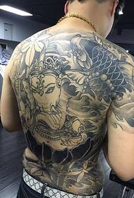Целосен грб со црно-бела тетоважа на тотем за личност