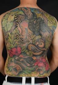 A cor das costas é unha tatuaxe de serpe no bosque
