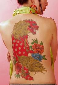 Нарисованная татуировка в виде цветка Танши на спине девушки