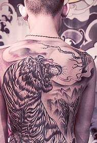 猛烈な黒と白の虎のタトゥー