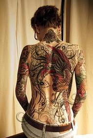Сексуальная женщина с полной спиной и цветной татуировкой феникса