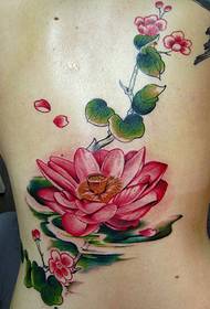 Dívka plná zpět lotosový květ a květ větev tetování