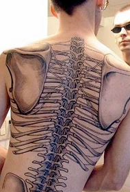 Jeropeeske en Amerikaanske manlike persoanlikheid tattoo mei folsleine rêch skelet