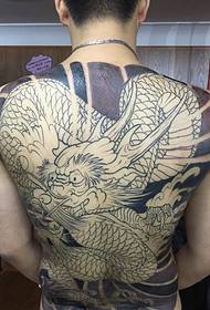 Tattoo i bukur i bukur i plotë i tërhiqet nga dragoi