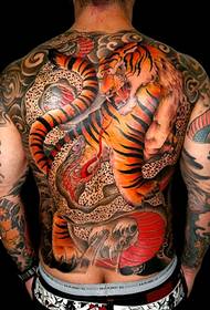 Dominerende tiger tatovering på bagsiden