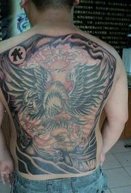 Chico guapo con patrón de tatuaje de águila trasera