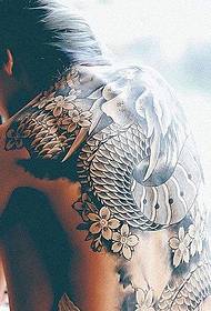 La bellezza della personalità ha un bel tatuaggio totem a schiena piena