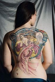 Krásné krásné vypadající ženské tetování na zádech