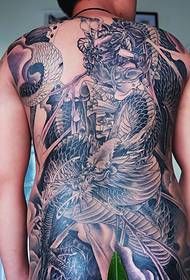 Klassisches dominierendes Schwarzweiss-Raytheon-Tattoo mit vollem Rücken