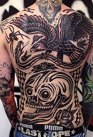L'avatar preferito del teschio e del personaggio dell'uomo e il modello del tatuaggio con la schiena piena di animali