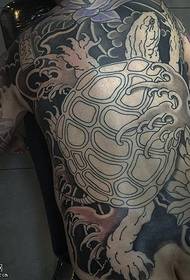 Visas nugaros klasikinis vėžlių tatuiruotės modelis