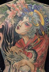 Ar ais patrún tattoo geisha na Seapáine