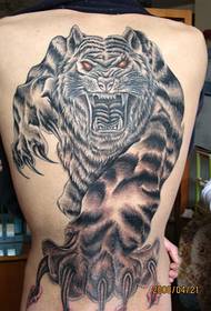 Mashkull i plotë me tatuazhe tigri dominues të ashpër