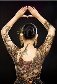 Personlig kvinna med vackra påfågelmålade tatueringsmönster