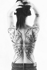 Tatuaggio di ali di farfalla posteriori femminili