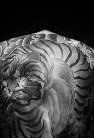 Черно-белая татуировка с изображением большого тигра на спине очень властная