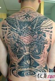 Tatuaggio a schiena piena con prepotente perdita laterale