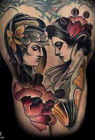 Takaisin maalattu kahden sisaren tatuointikuvio