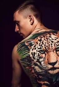Bizkarra estaltzen duen 3d tigre tatuaje eredu koloretsua