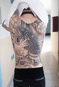 Băiat frumos plin de model de tatuaj de squid mare alb-negru
