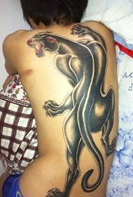 Поўная спіна вялікага леапардавага малюнка татуіроўкі