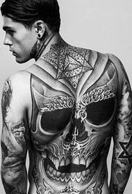 Personlighet, europeisk och amerikansk stil, full rygg tatuering man