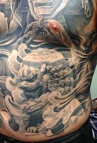 Uomo corpulento pieno di immagini di tatuaggi totem bianchi e neri