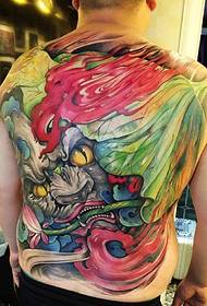 Шарена шема на тетоважи со целосна грбот има висока стапка на поврат