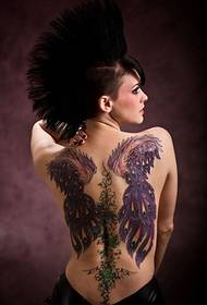 Ljepota ljepote s tetovažom krila i vinove loze