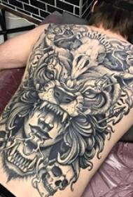 Jongens rug zwart grijs schets punt doorn tips creatief groot gebied volledige rug tattoo foto's