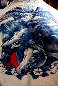 Klassieke knap tatoeëermerk op die rugperd