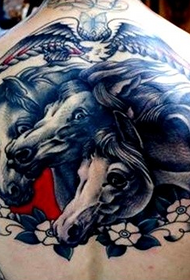Klasyczny przystojny tatuaż z tyłu konia