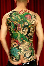 Modello di tatuaggio uomo bello classico schiena piena verde nel giorno