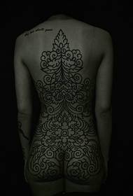 Креативен черно-бял модел на татуировка на тотем