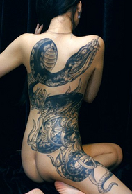 Vrouwelijke slang terug tattoo